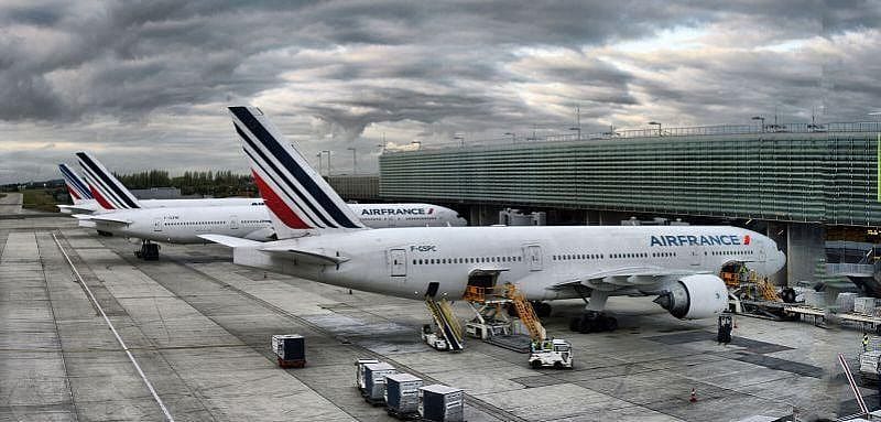 Genrebild &ouml;ver ett parkerad Air France flygplan