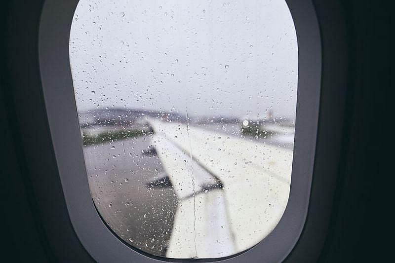 Genrebild &ouml;ver ett regnigt flygplansf&ouml;nster