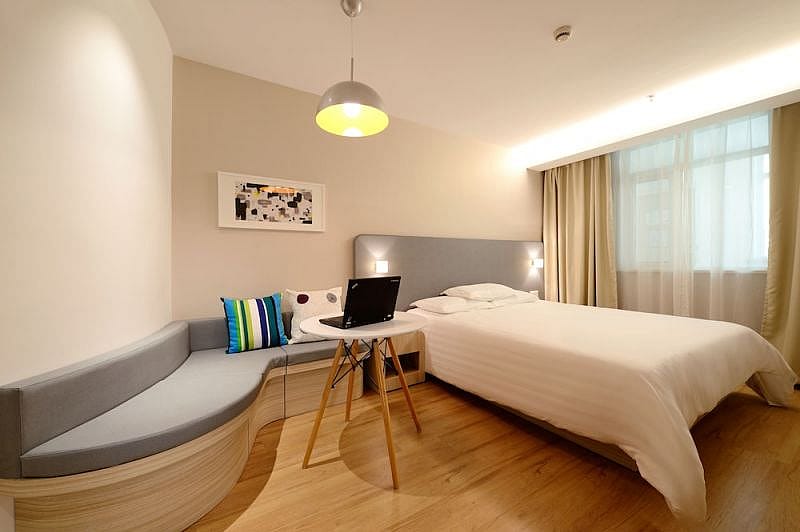 Hotelzimmer mit Tisch und Bett