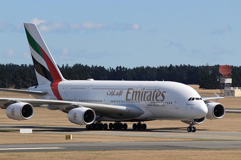 Emirates-Flug auf der Fluganzeigetafel suchen