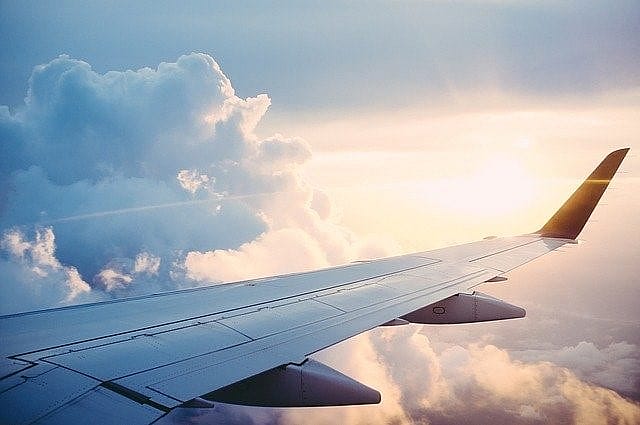 L&rsquo;aile d&rsquo;un avion dans le ciel