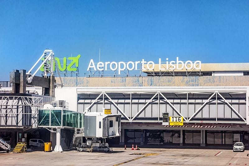 um port&atilde;o do Aeroporto de Lisboa visto de fora