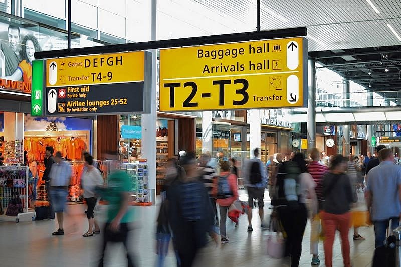 Menschen am Flughafen