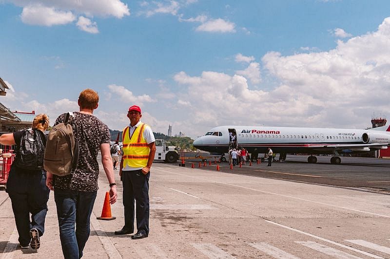 Menschen laufen zum Flugzeug