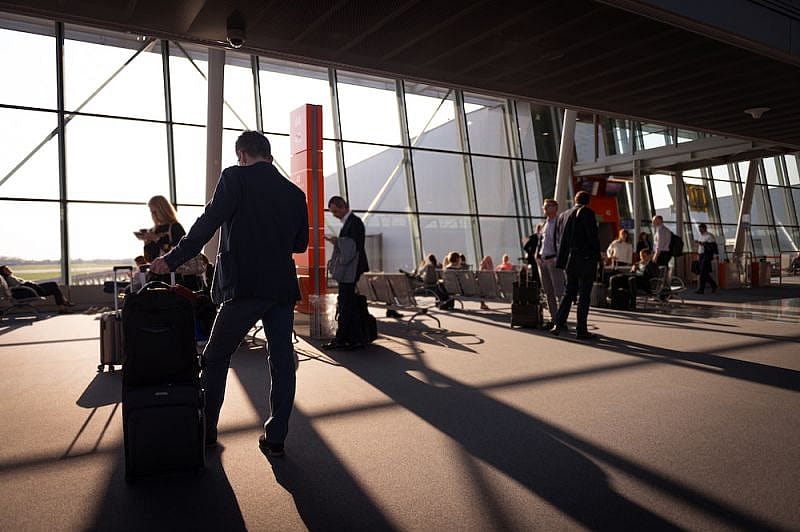 Menschen warten am Flughafen