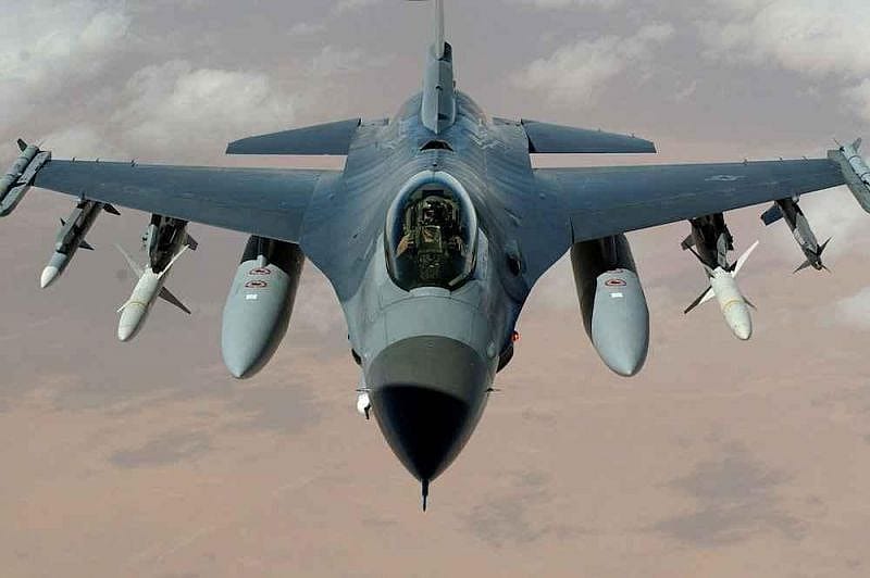 Milit&auml;rflugzeug in der Luft 