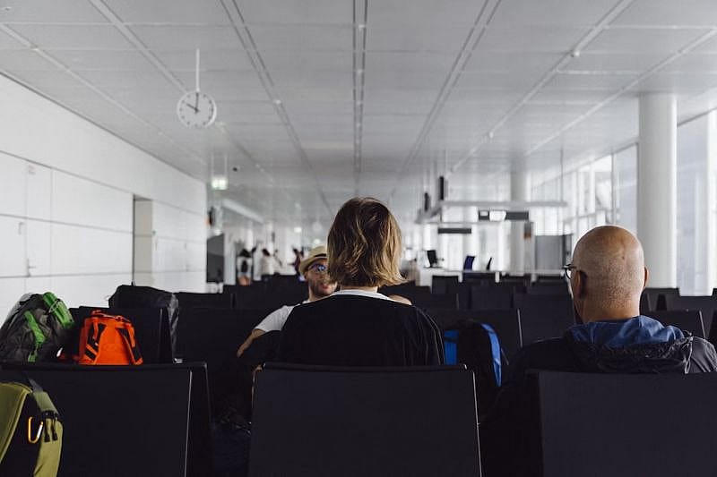 Air Europa-Passagiere warten am Flughafen