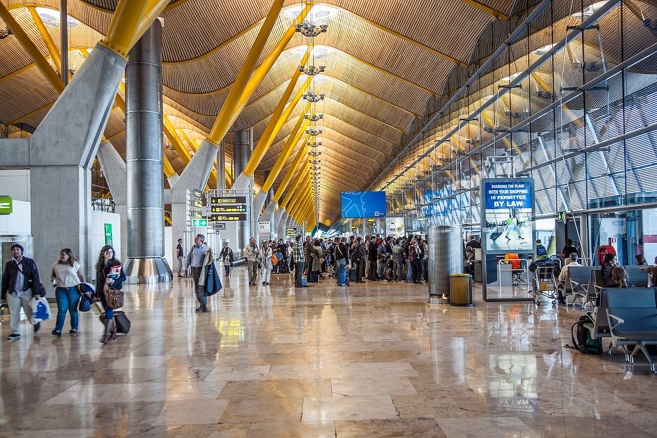 Pasajeros caminando por la Terminal 4 (T4) del aeropuerto de Madrid-Barajas