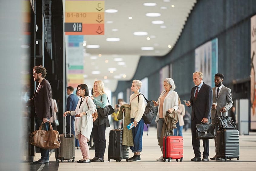 Pasajeros comprobando la puntualidad en los aeropuertos de Bruselas