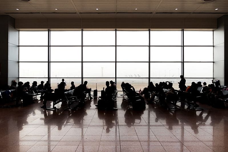 Passagiere am Gate warten auf Ihren Flug