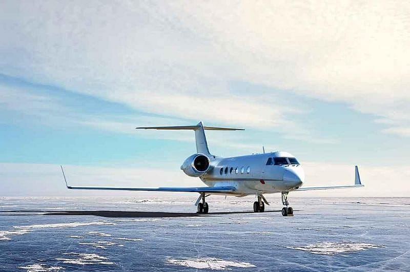Privatjet steht auf der Landebahn