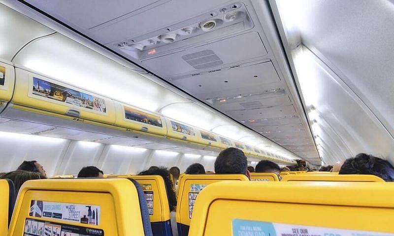 Utasok v&aacute;rakoznak a fed&eacute;lzeten egy k&eacute;ső Ryanair j&aacute;raton a felsz&aacute;ll&aacute;sra