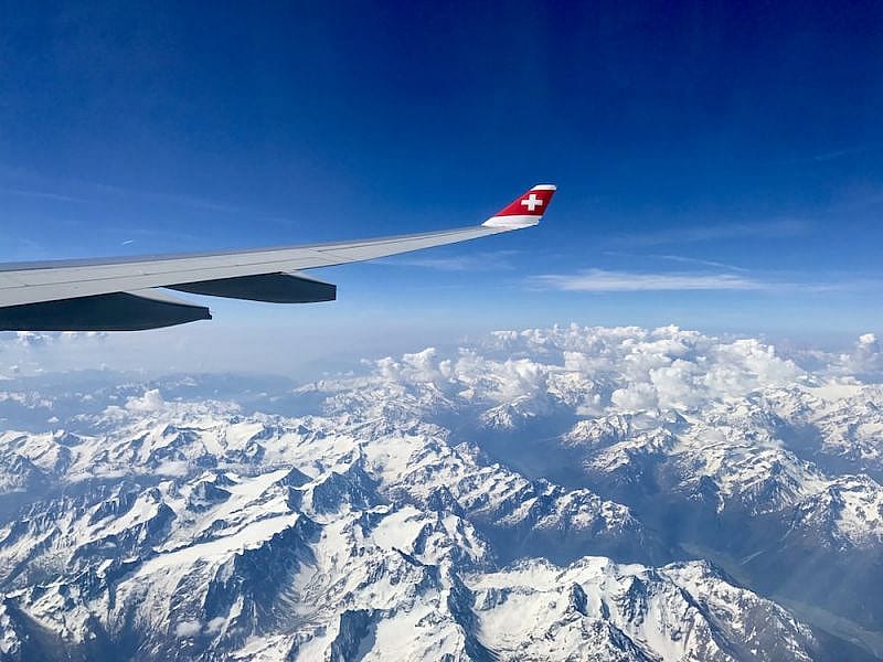 Samolot Swiss Airlines nad g&oacute;rami