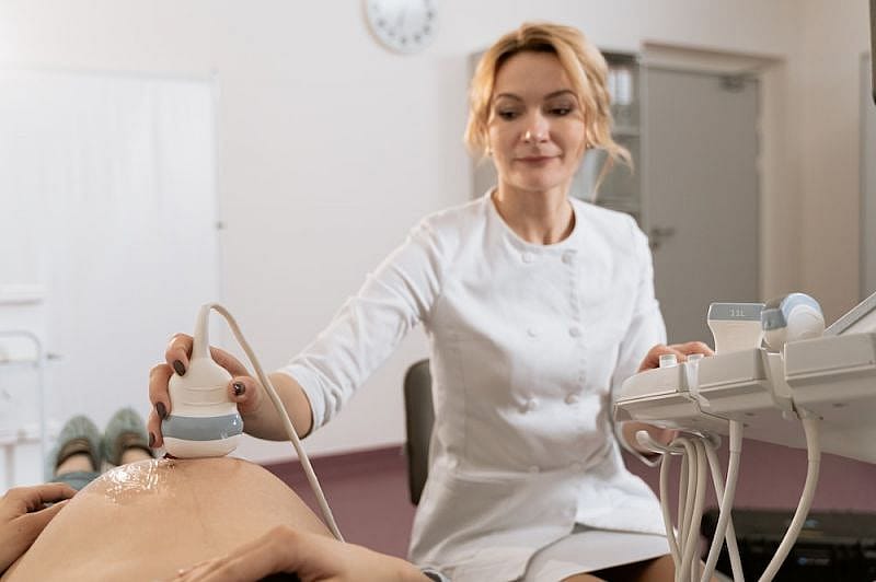 Schwangere Frau bekommt eine Ultraschalluntersuchung