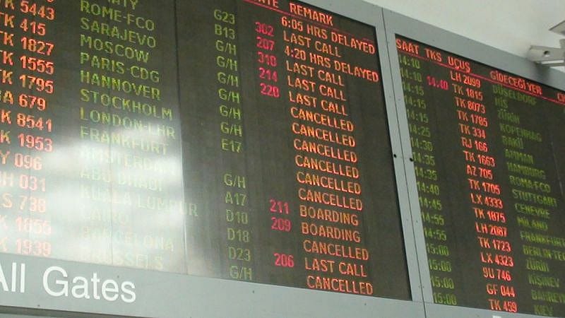 Tabellone con voli cancellati