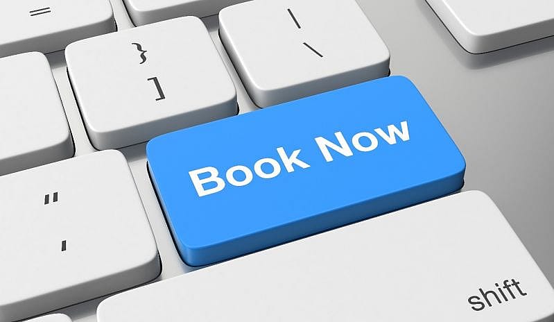 Text "Book Now" ("Jetzt buchen") steht auf einer Tastaturtaste 