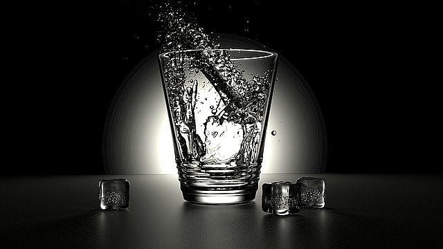 Un verre d&rsquo;eau avec des gla&ccedil;ons