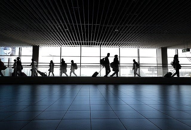 Menschen im Gang zu den Flughafen-Terminals