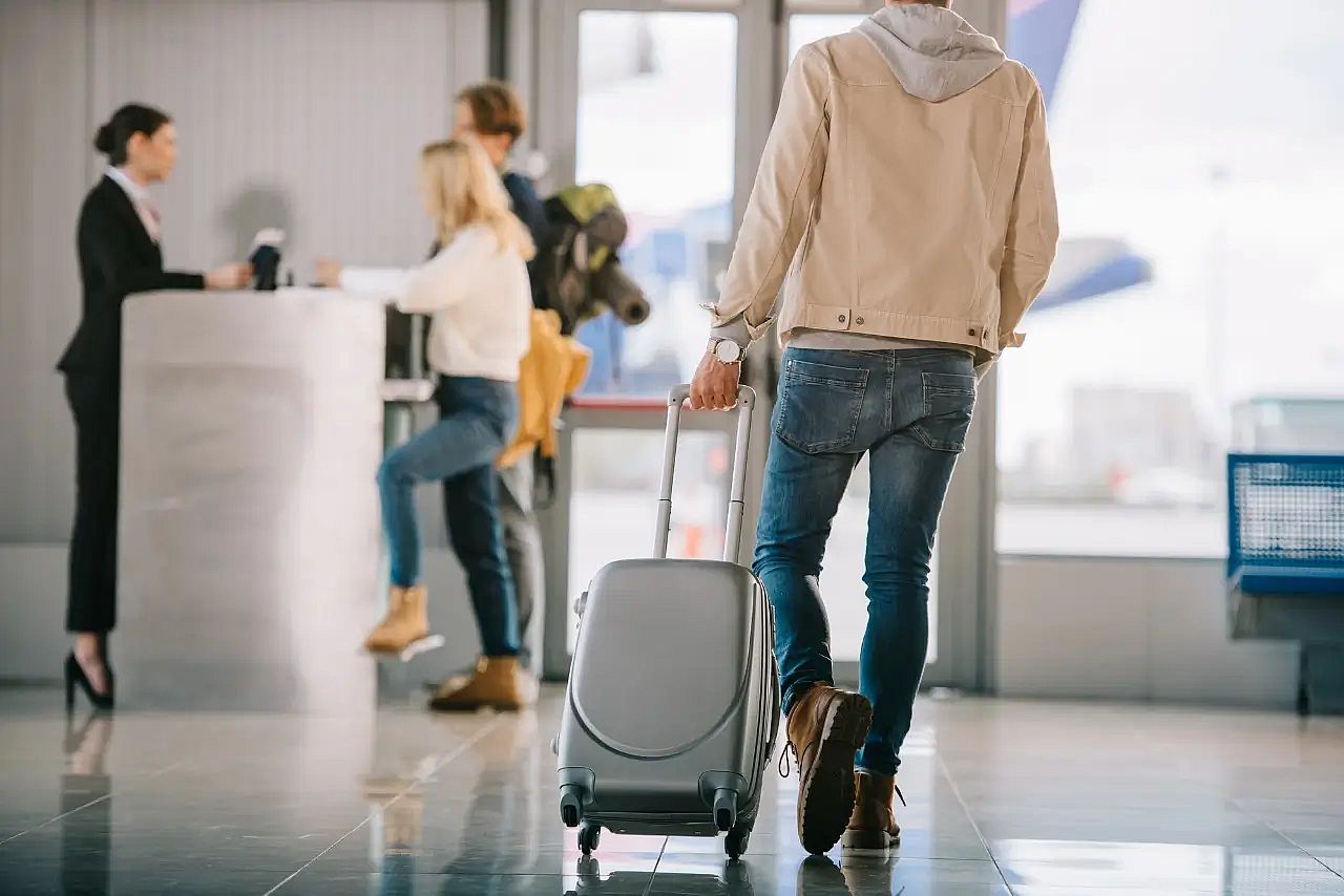 un viajero con equipaje en el aeropuerto