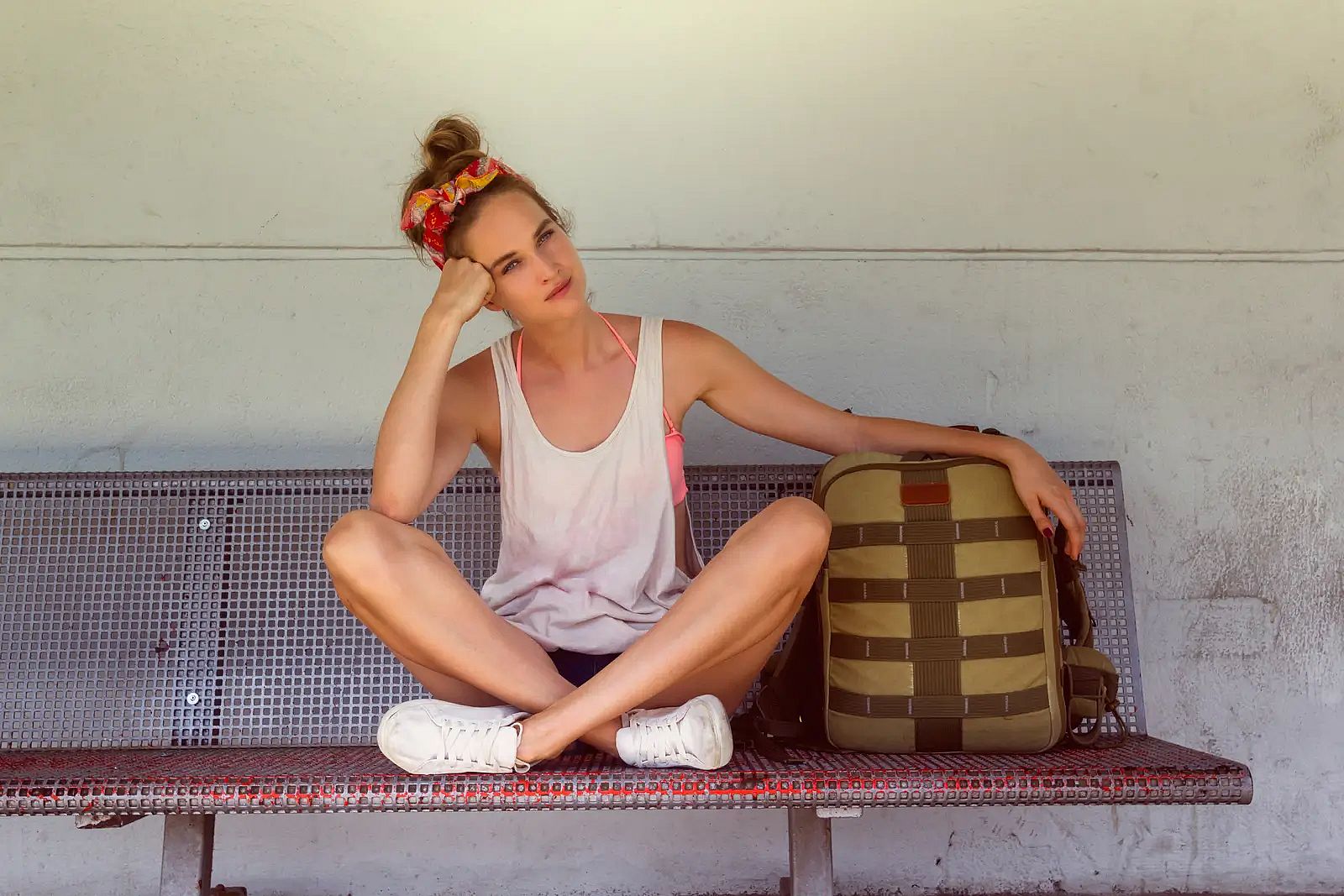 Eine Rucksacktouristin mit traurigem Gesicht