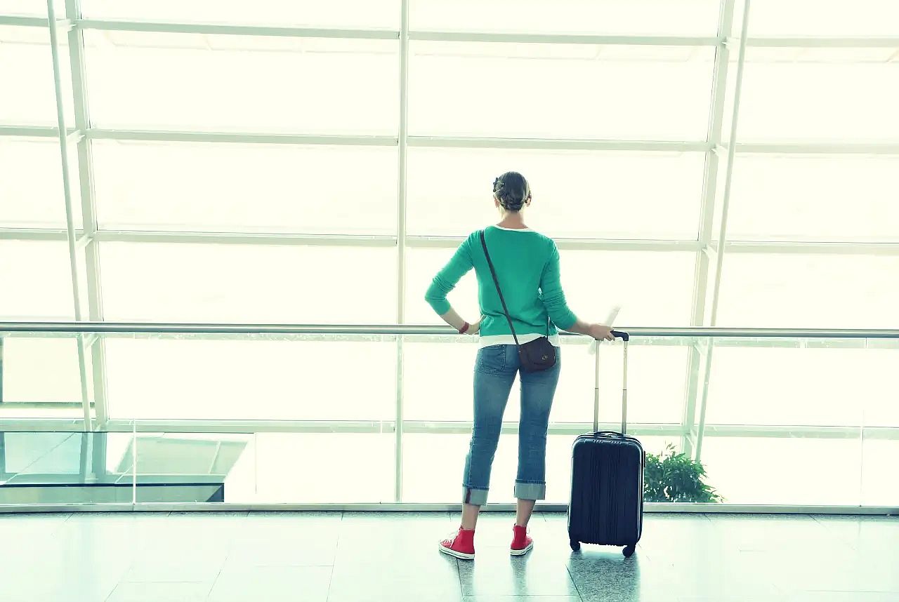 una mujer con su equipaje en el aeropuerto