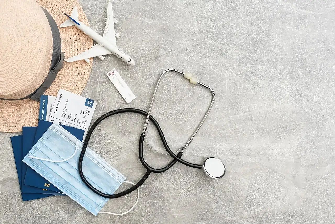 einen Reisepass mit einem Flugzeug, einem Hut und einer Maske
