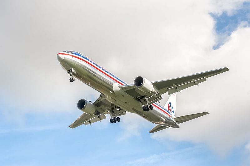 aereo dell'American Airlines che vola nel cielo