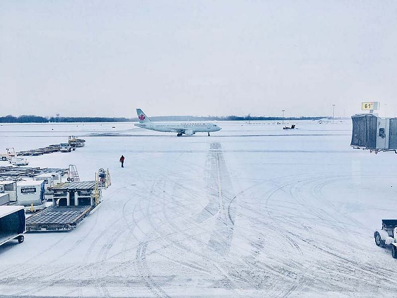Avi&oacute;n parado por cancelaci&oacute;n de vuelo por mal clima