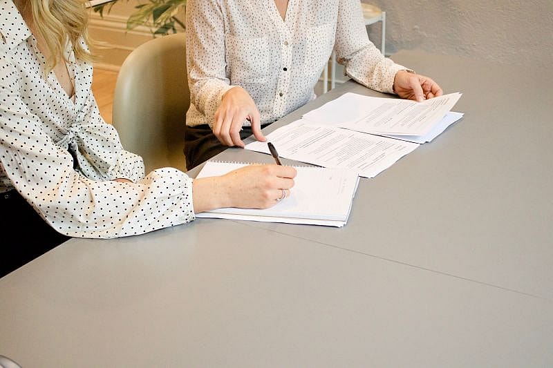 avvocato che aiuta le donne con i documenti
