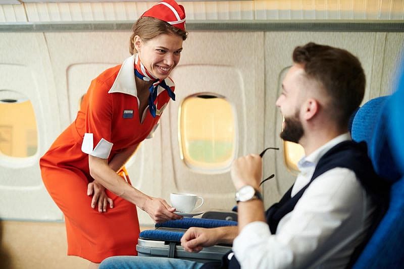 Azafata atiende a un pasajero del vuelo sin escalas m&aacute;s largo del mundo