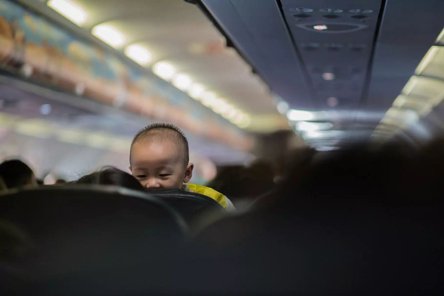 Bebe no aviao de passageiros