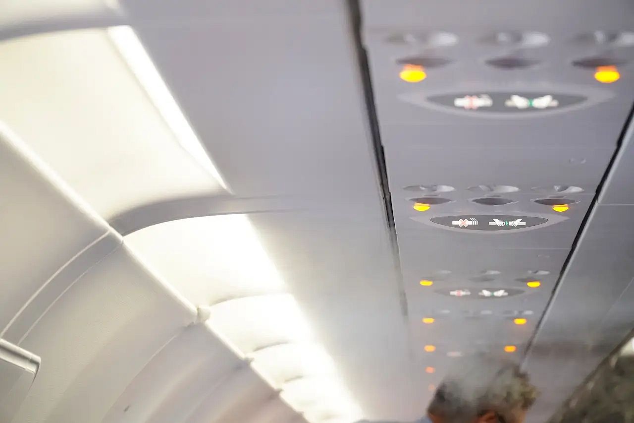 el icono de cintur&oacute;n puesto est&aacute; encendido en el avi&oacute;n
