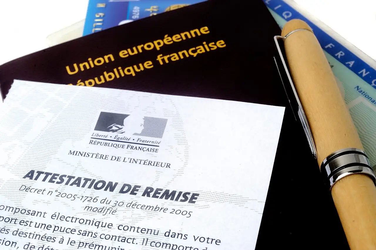  un passeport fran&ccedil;ais et l'attestation de remise