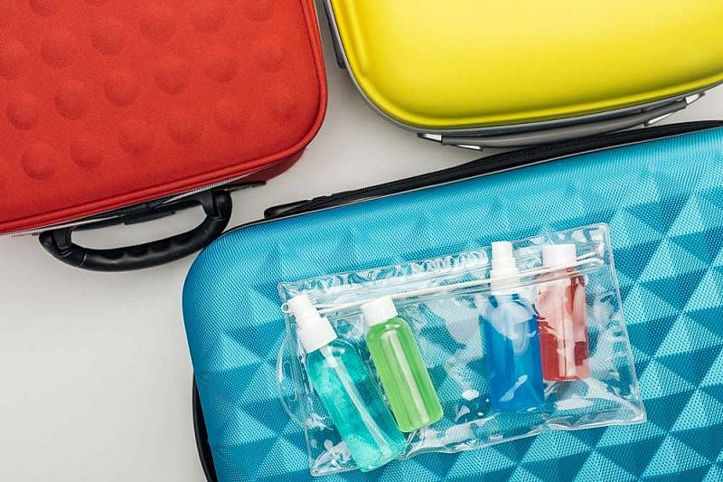 Bolsa para que los l&iacute;quidos no sean objetos prohibidos en avi&oacute;n sobre una maleta azul