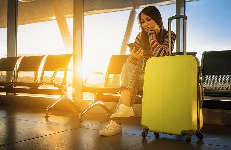 Tap Portugal Passagier mit einer Tasche am Flughafen
