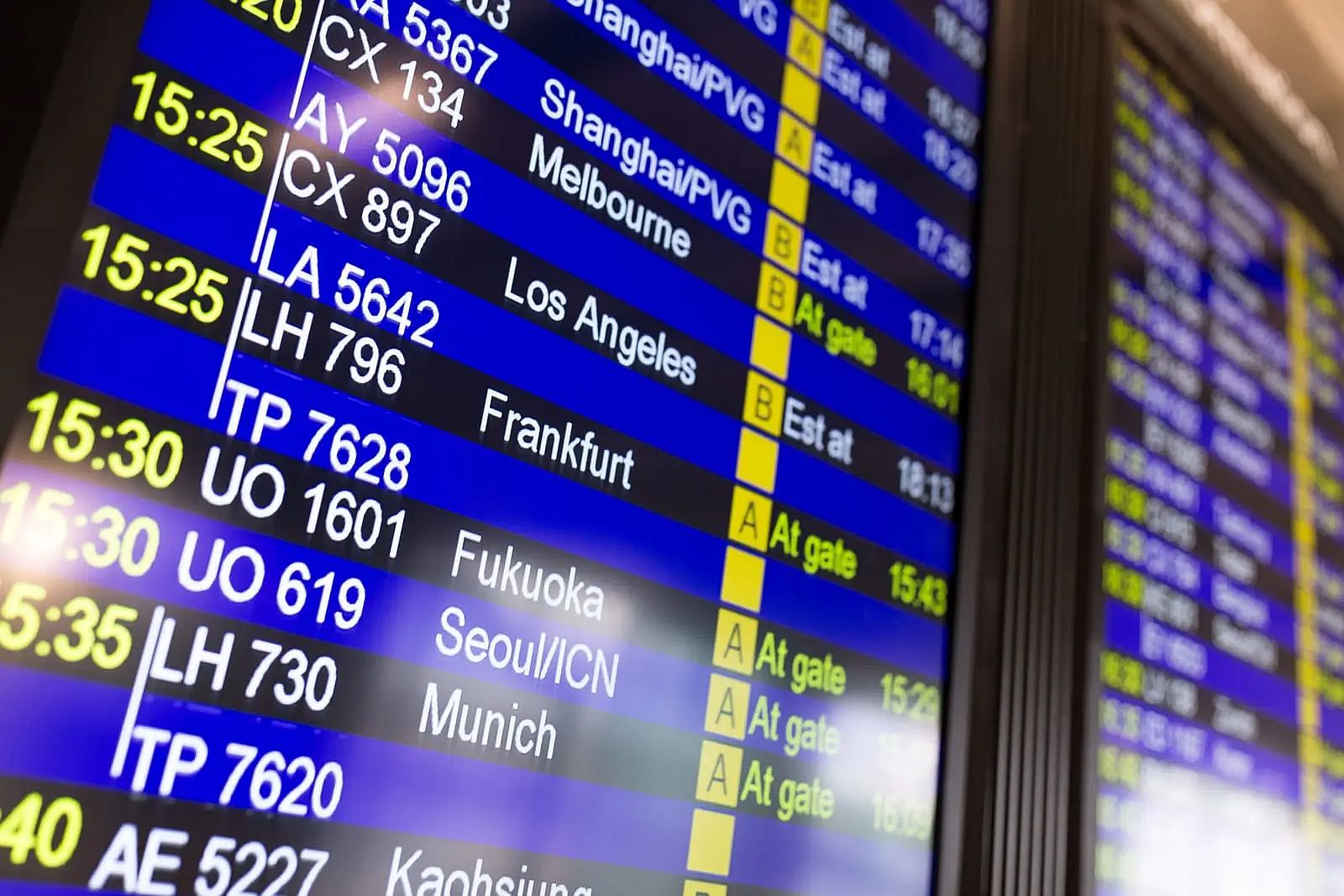 Flugnummernanzeige im Flughafen anzeigen