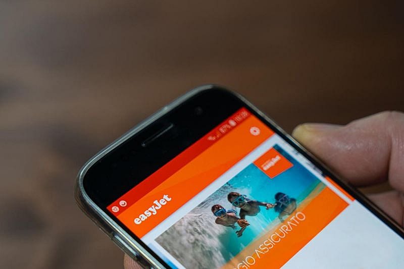 en mobiltelefon med easyjet-appen &aring;bnet