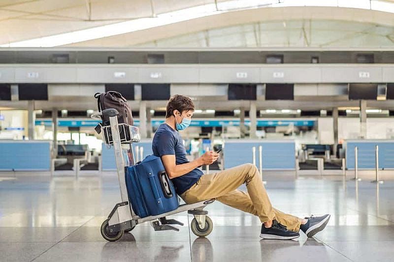 Chico esperando en el aeropuerto tras la cancelaci&oacute;n de vuelos de Frontier Airlines