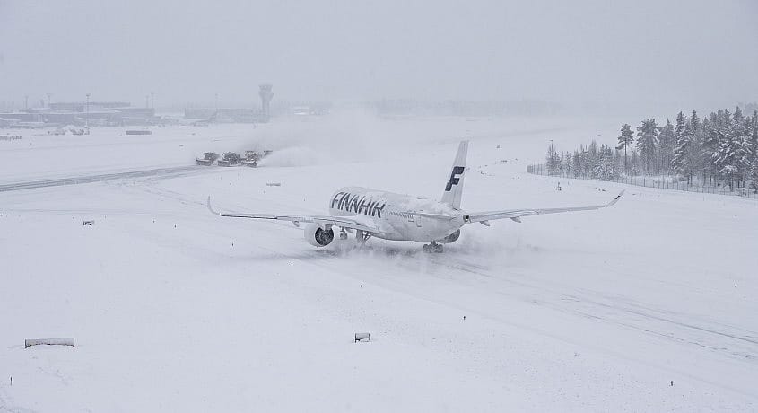 Fly i snestorm ved lufthavn