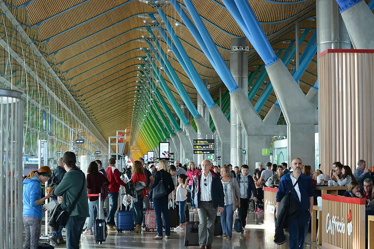 gente caminando en el aeropuerto de madrid