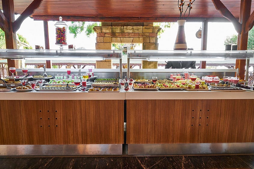 Buffet de hotel disponibilizado como assist&ecirc;ncia a passageiros