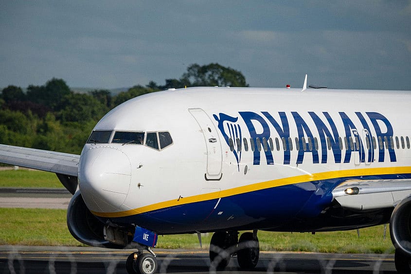 Avi&atilde;o da Ryanair na pista