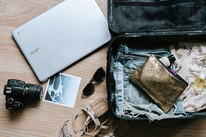 Mala aberta pronta para viagem