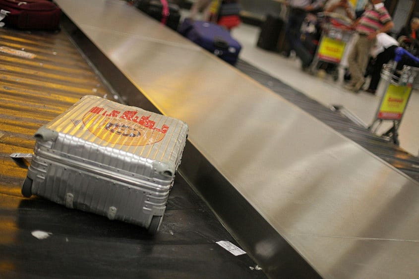 Mala no tapete de recolha de bagagem no aeroporto