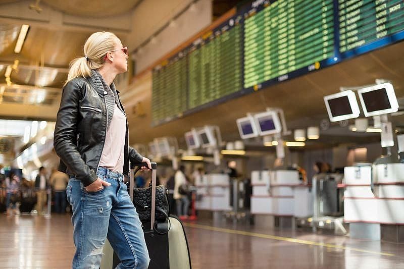 kvinna letar efter sin avg&aring;ng i en terminal