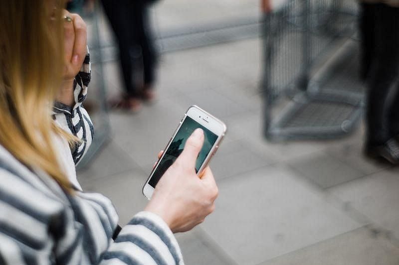 kvinna med en smarttelefon