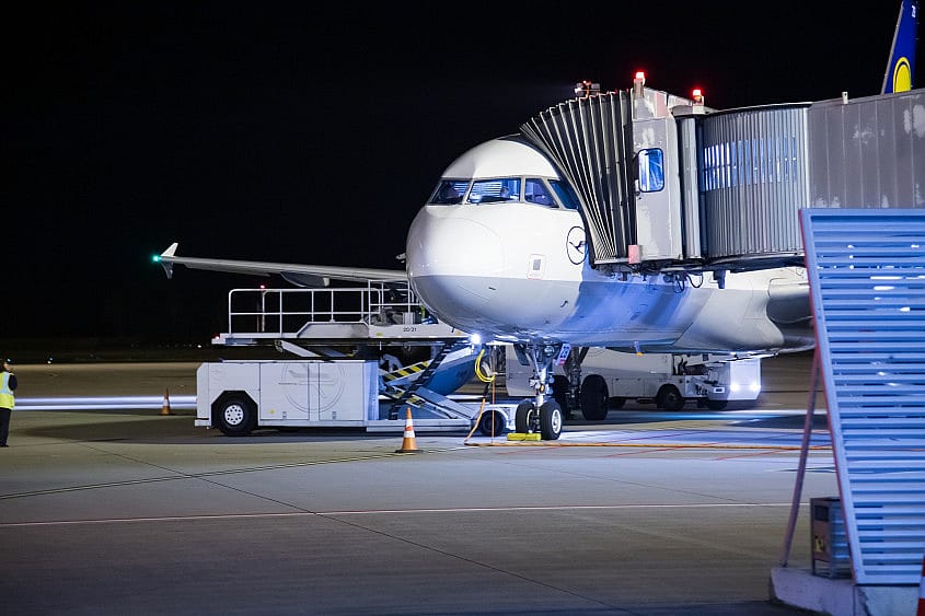 Genrebild &ouml;ver ett flygplan tillh&ouml;rande Lufthansa som st&aring;r redo att l&aring;ta resen&auml;rer g&aring; ombord