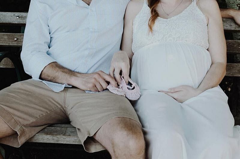 Genrebild &ouml;ver en gravid kvinna och en man