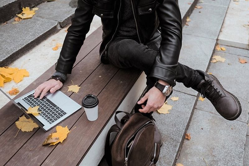 Person &uuml;berpr&uuml;ft Fluggastrechte vor Laptop