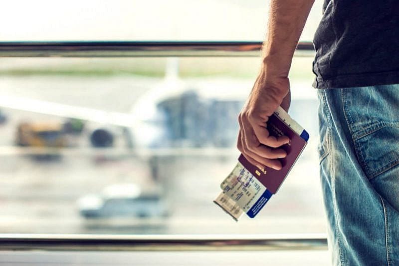 Mann mit Ticket am Flughafen